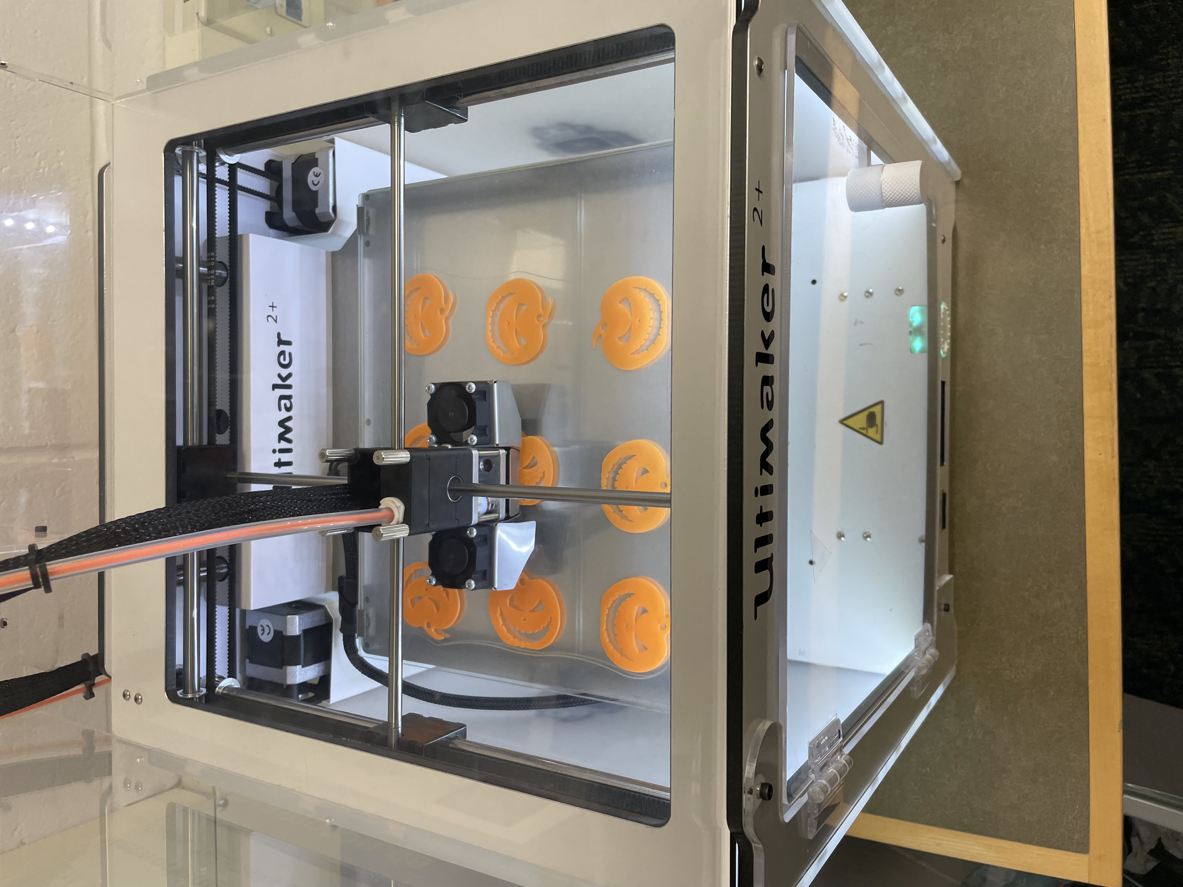 3D printed jack-o-lantern key chains in 3d printer.